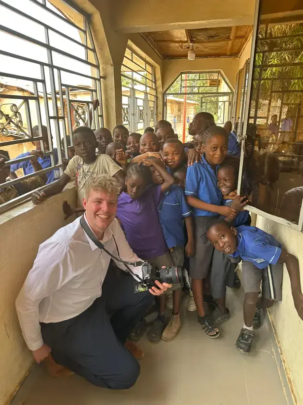 Bezoek aan een school in Sierra Leone, West-Afrika, met een groep kinderen