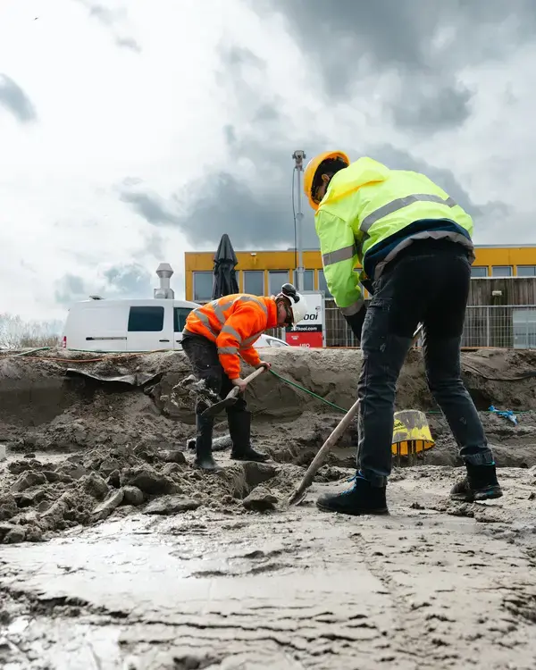 Twee medewerkers aan het graafwerk op een bouwterrein