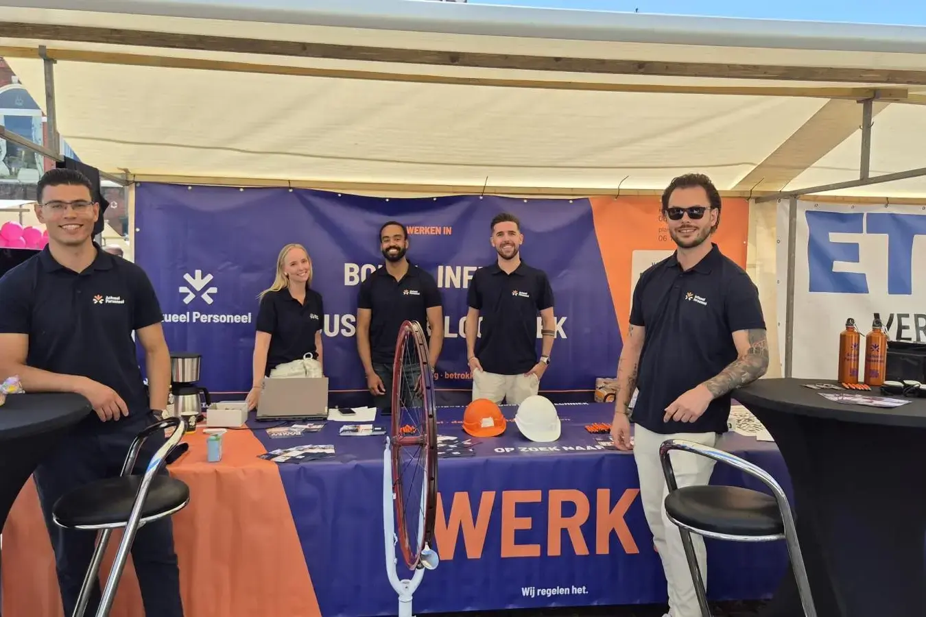 Het team van Actueel Personeel bij de stand op de Banenmarkt in Groningen